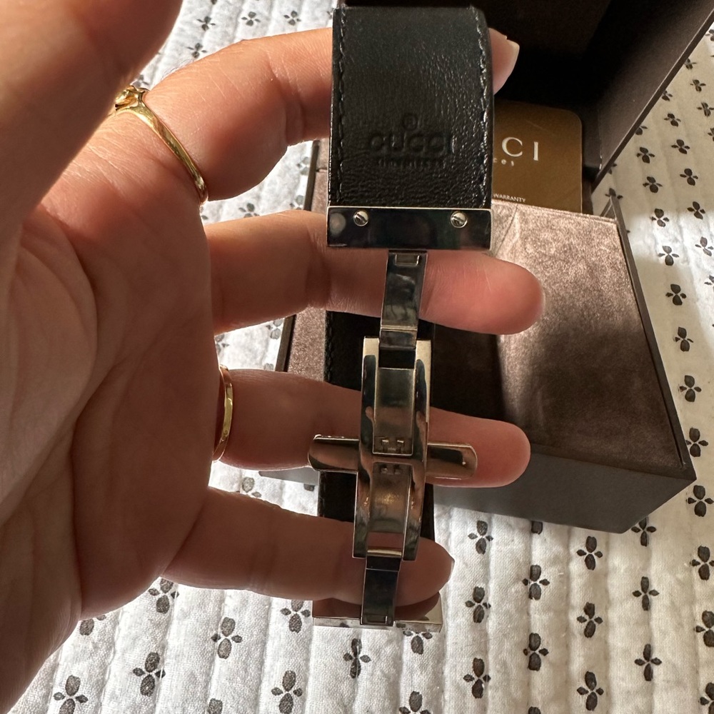 This Gucci 7800S black leather Quarts swiss made - Picture 3 of 6